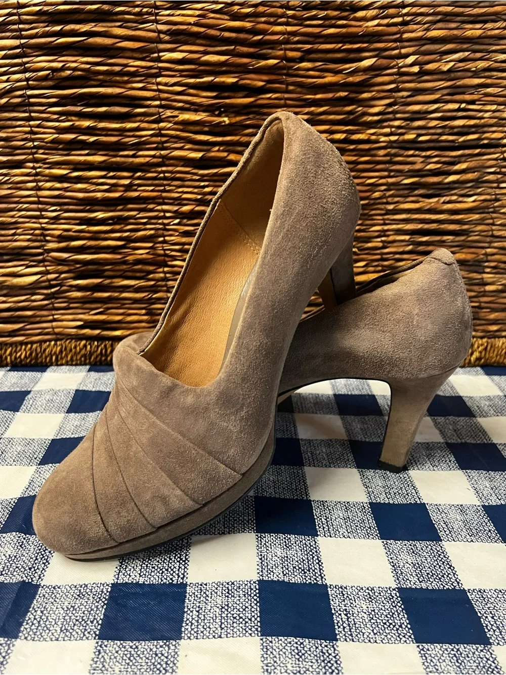 Clarks Artisan Sz 8 Delsie Joy Pump Platform Heel Taupe Gray Brown Suede Leather